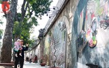 Xem giới trẻ Hà Nội tạo dáng sáng tạo tại phố bích họa Phùng Hưng